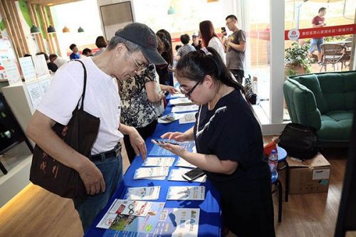 上海65岁老人最新政策下的惊喜发现，小巷特色小店探秘之旅