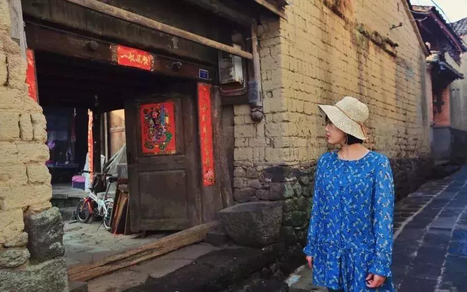 哥几个走在小巷深处的独特风情最新报道
